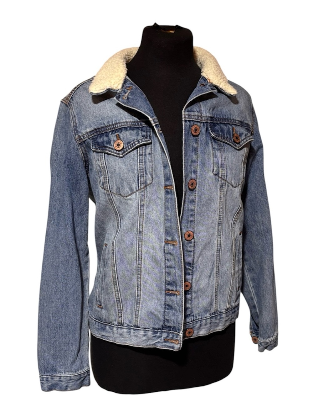 Womenโs Light Blue Denim Jacket with Sherpa Collar